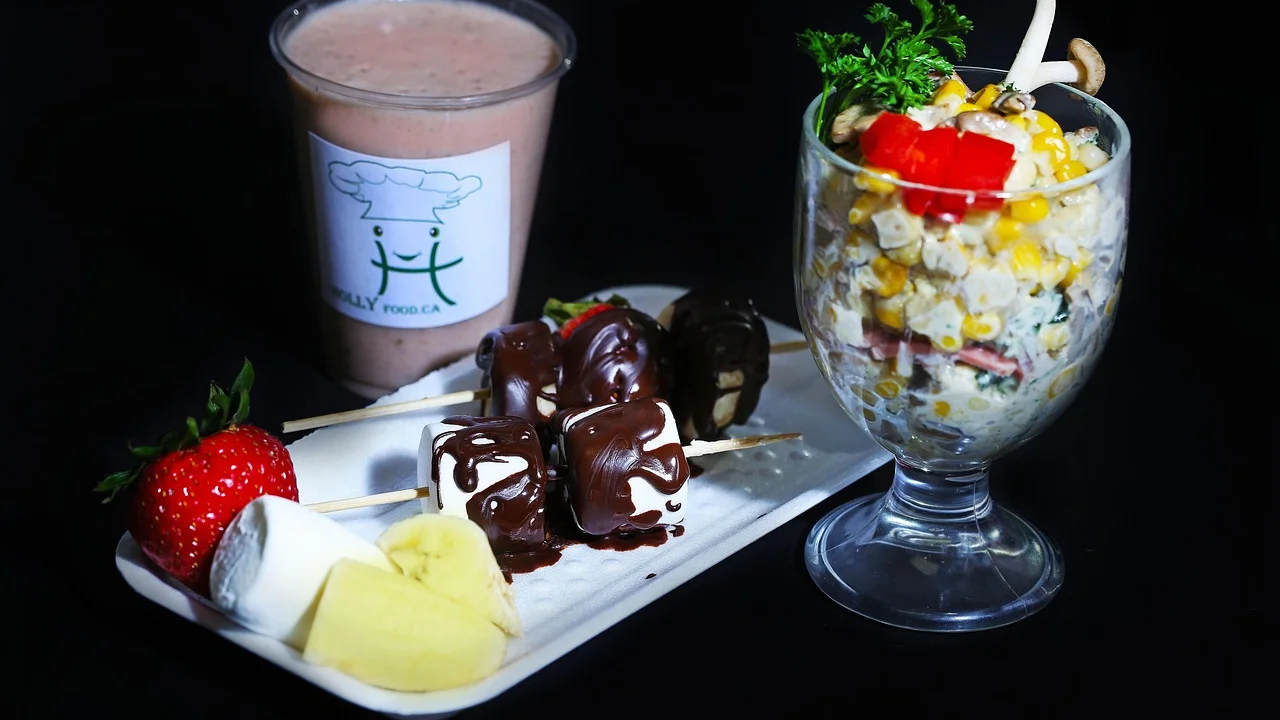Chocolate picado derretendo com creme de leite em fogo baixo.