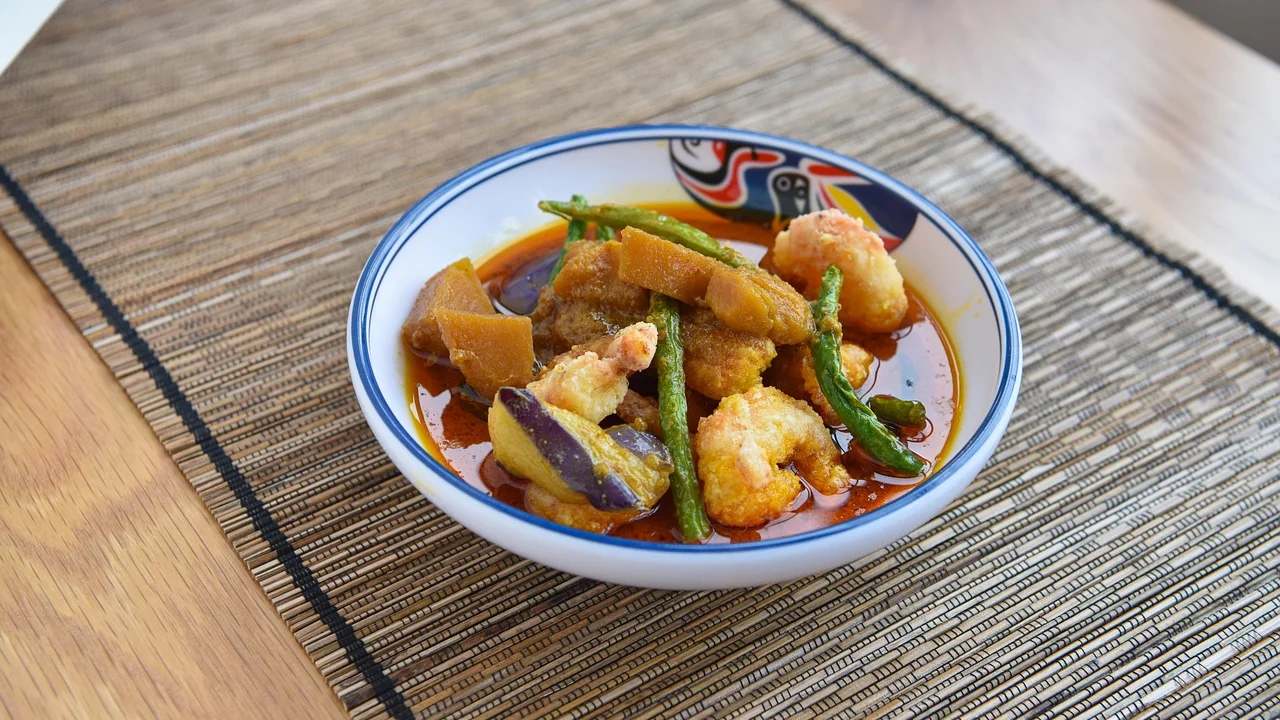 Especiarias de curry, cúrcuma e pimenta separadas para o preparo.