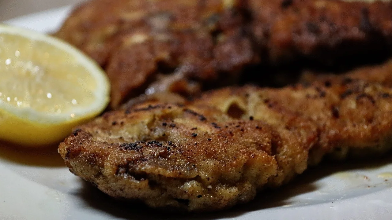 Frango dourado e crocante recém-preparado na airfryer