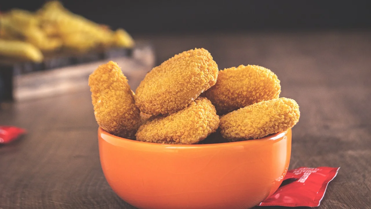 Tiras de frango empanadas servidas com molho caseiro