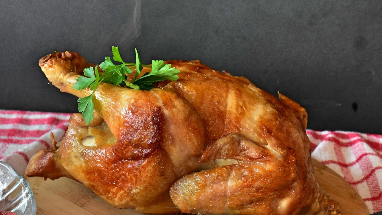 Frango em cubos dourando em frigideira bem quente.