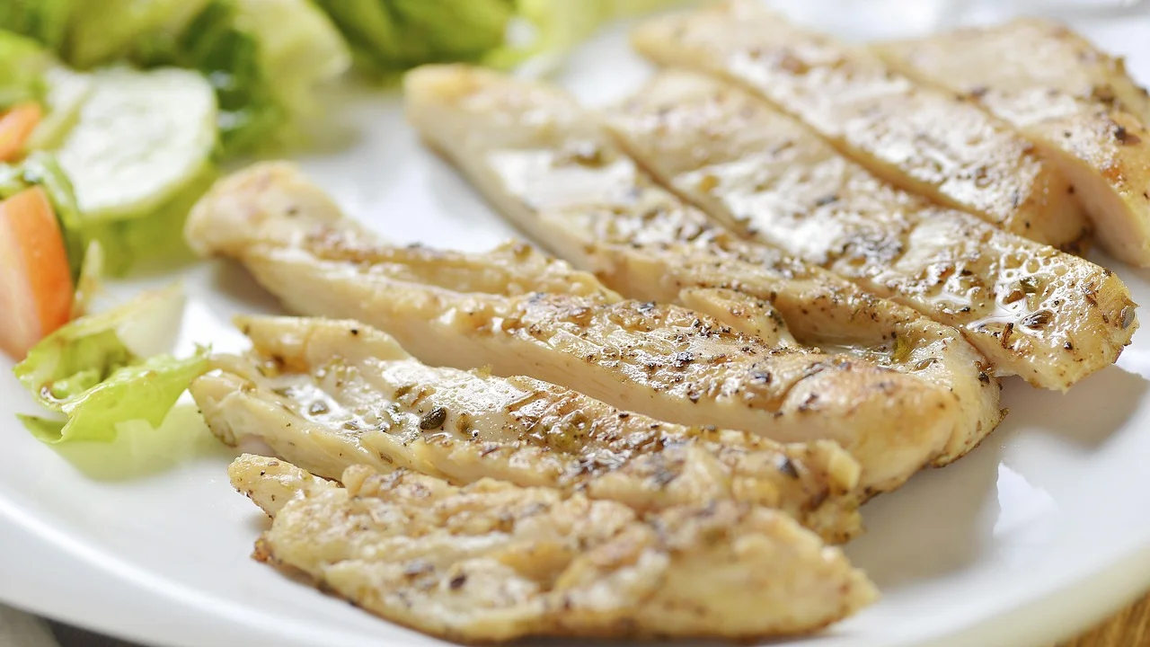 Frango xadrez finalizado com amendoim e cebolinha.