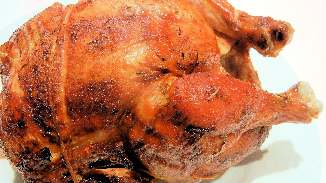 Porção de frango xadrez servida com arroz branco.