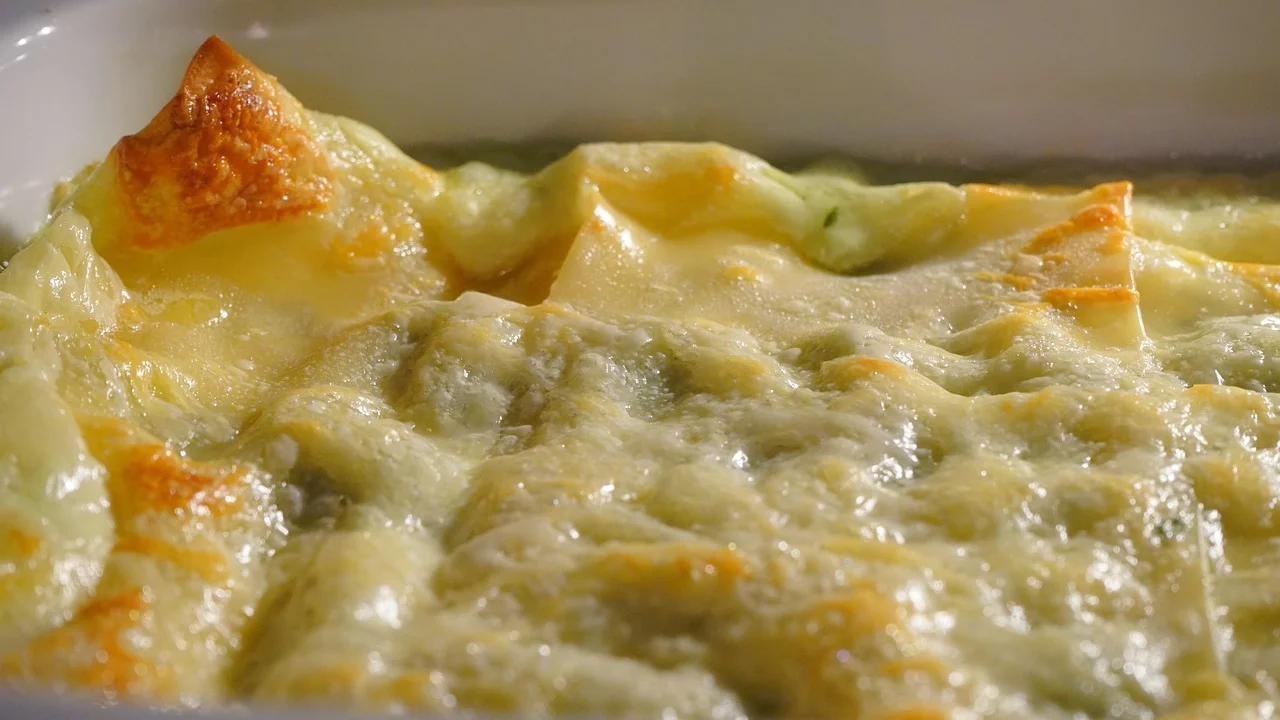 Batata palha crocante sobre porção de fricassê