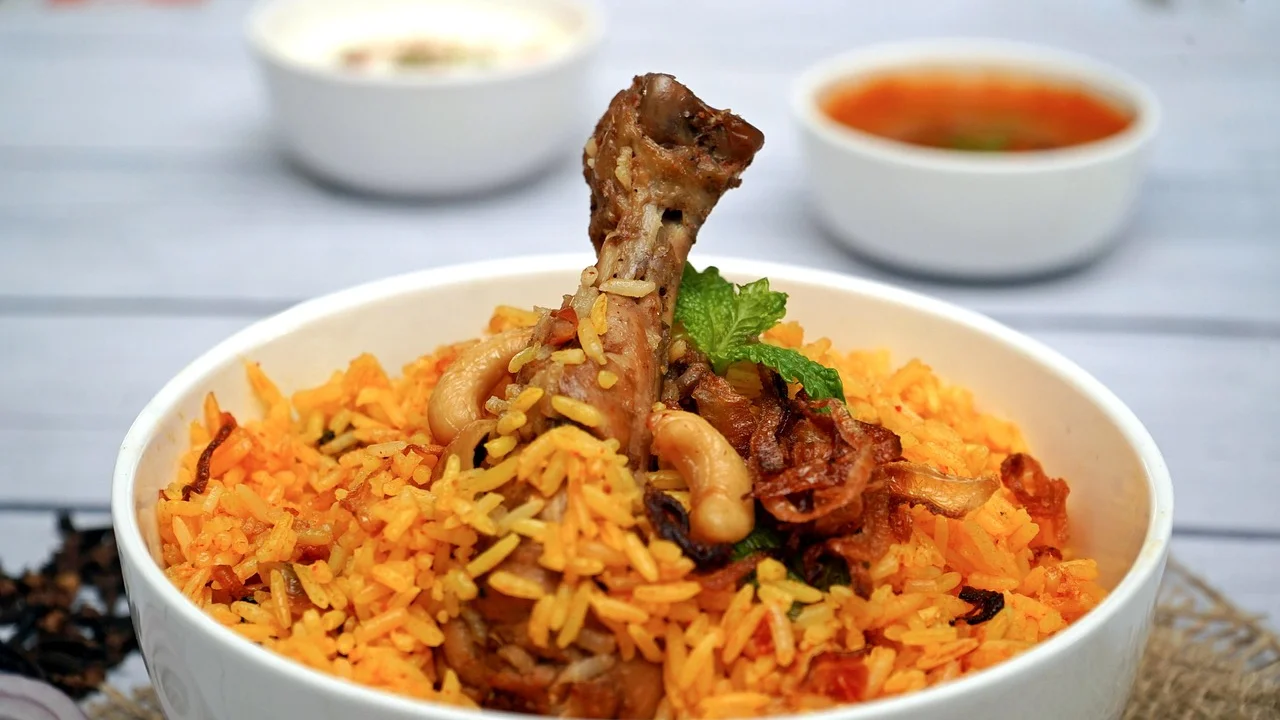 Galinhada pronta com frango dourado e arroz amarelinho