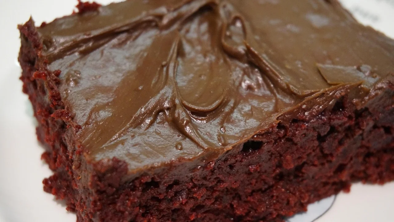 Creme de leite quente sendo adicionado ao chocolate picado.