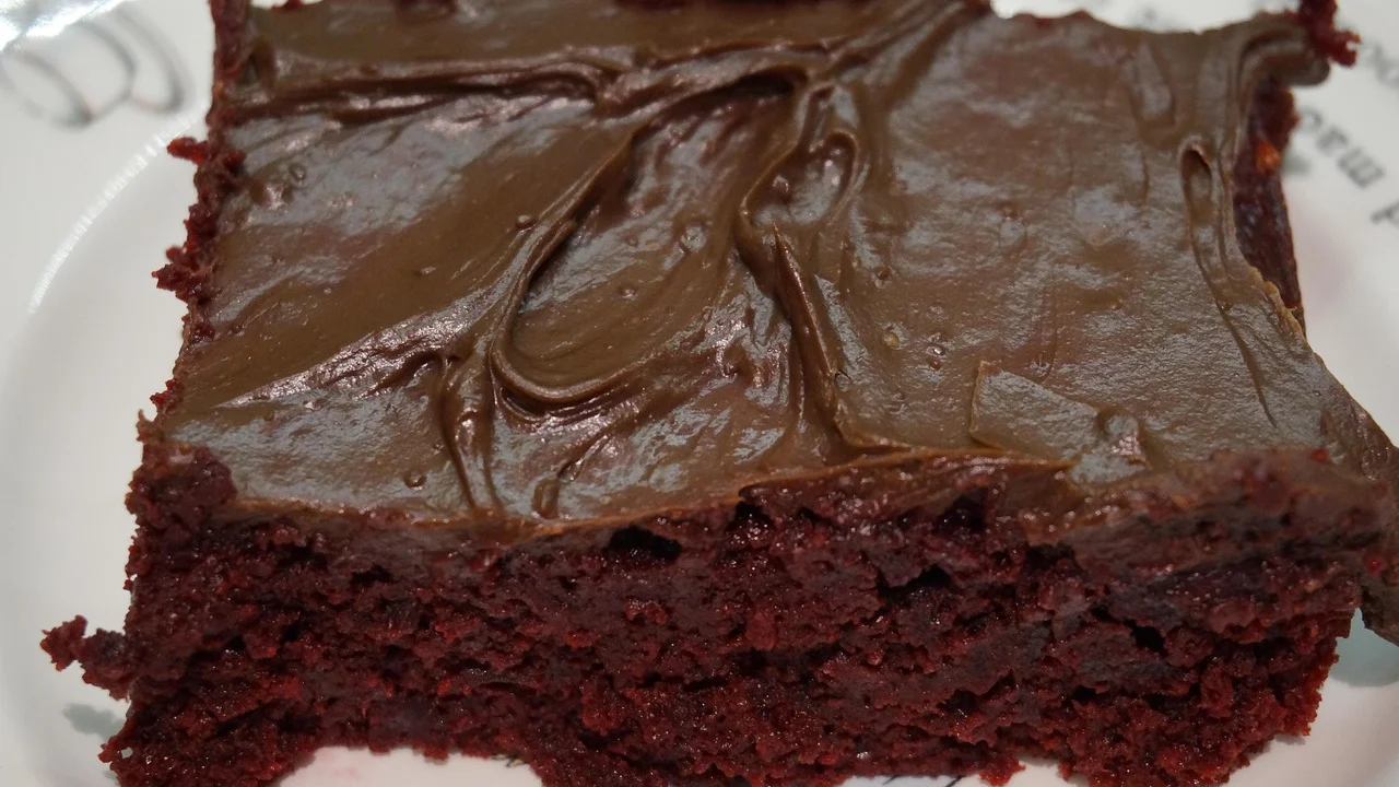 Espátula misturando ganache até obter textura lisa.