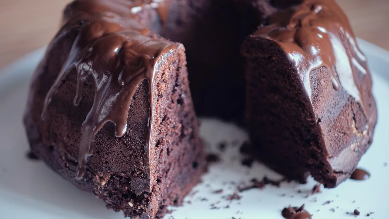 Cobertura de ganache escorrendo sobre bolo de chocolate.
