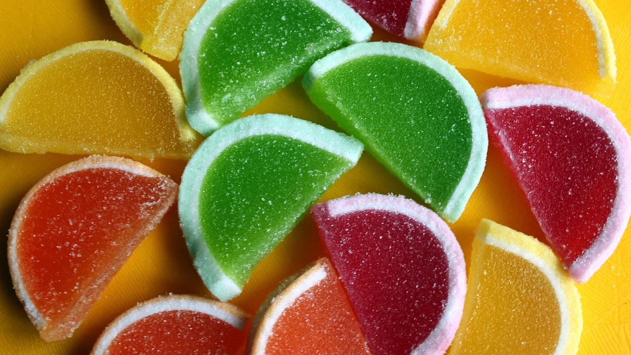 Porções individuais de gelatina colorida em copos transparentes