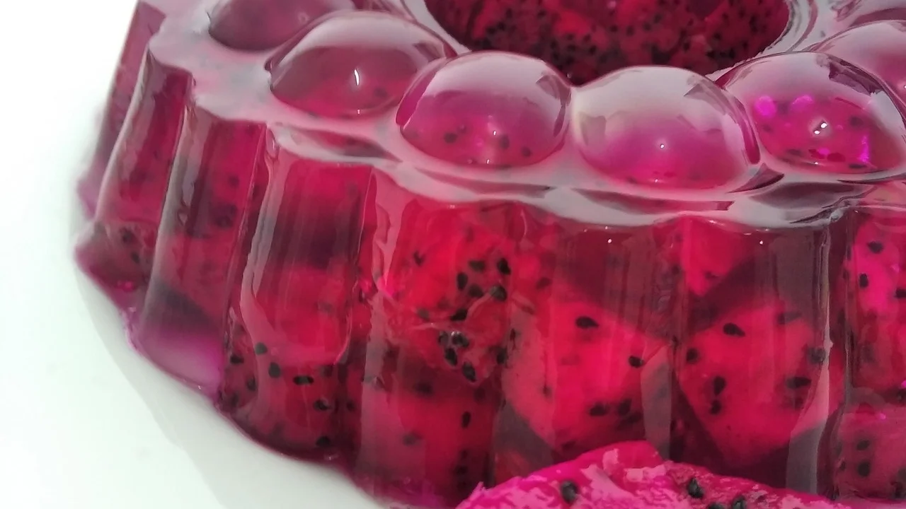 Sobremesa gelada pronta para servir com cores bem definidas