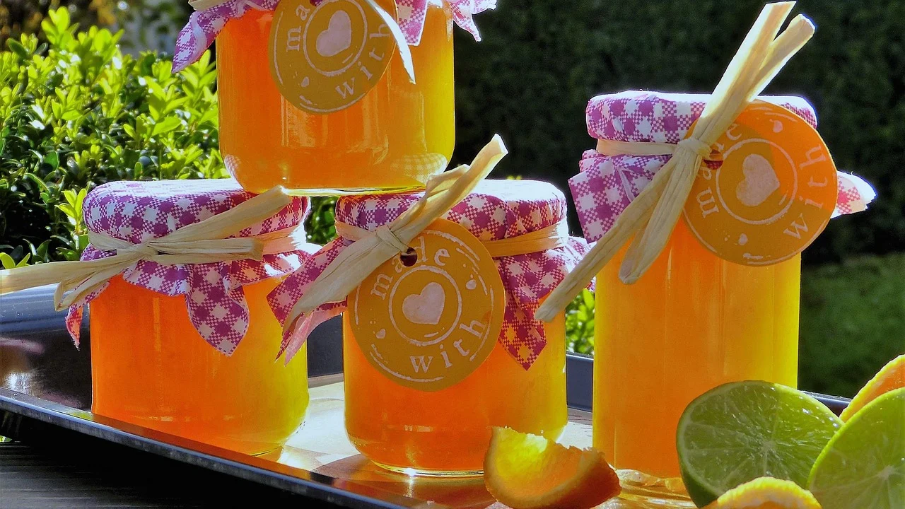 Tiras finas de casca de laranja para dar aroma à geleia