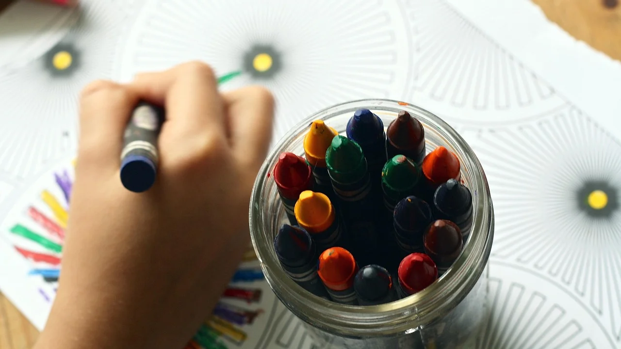 Materiais organizados em bancada protegida para atividade artesanal.