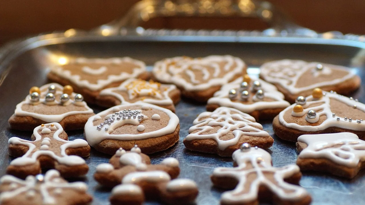 Biscoitos decorados com glacê branco e colorido