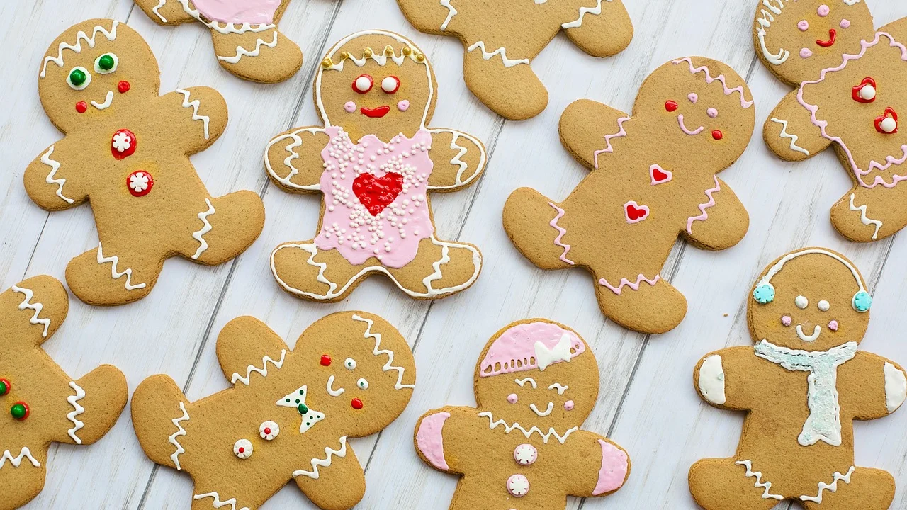 Biscoitos decorados secando em assadeira forrada