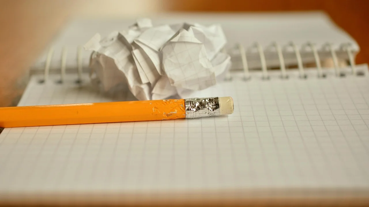 Composição assimétrica de flores de papel sobre um aro.