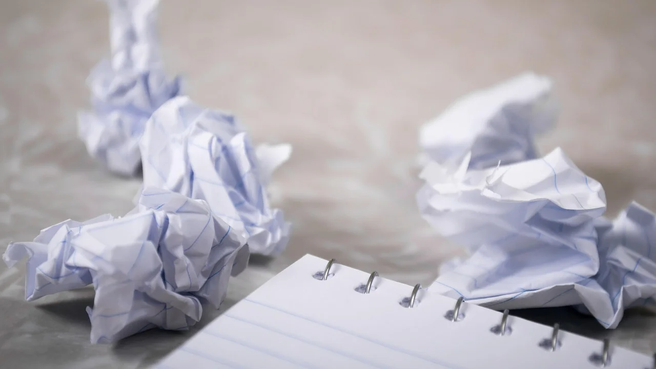 Guirlanda de papel finalizada com laço para pendurar.