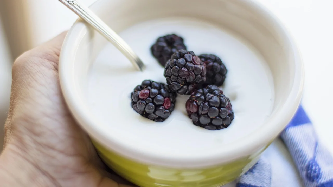 Iogurte natural com frutas e aveia para o café da manhã.