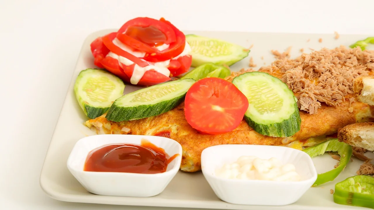 Ketchup caseiro cremoso servido em pequena tigela de vidro