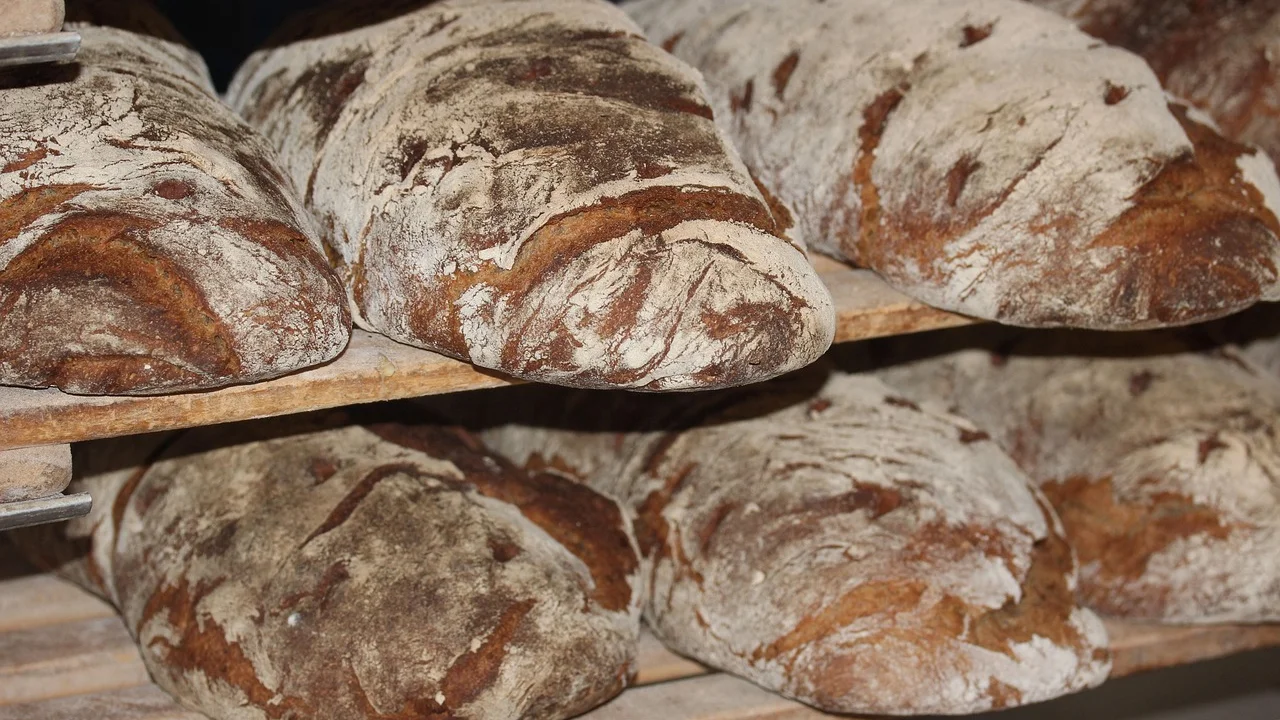 Kibe de forno finalizado com azeite antes de assar