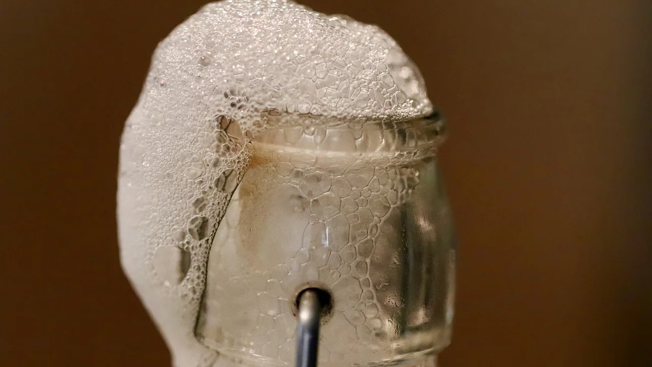 Kombucha gelada servida em copo transparente com gelo