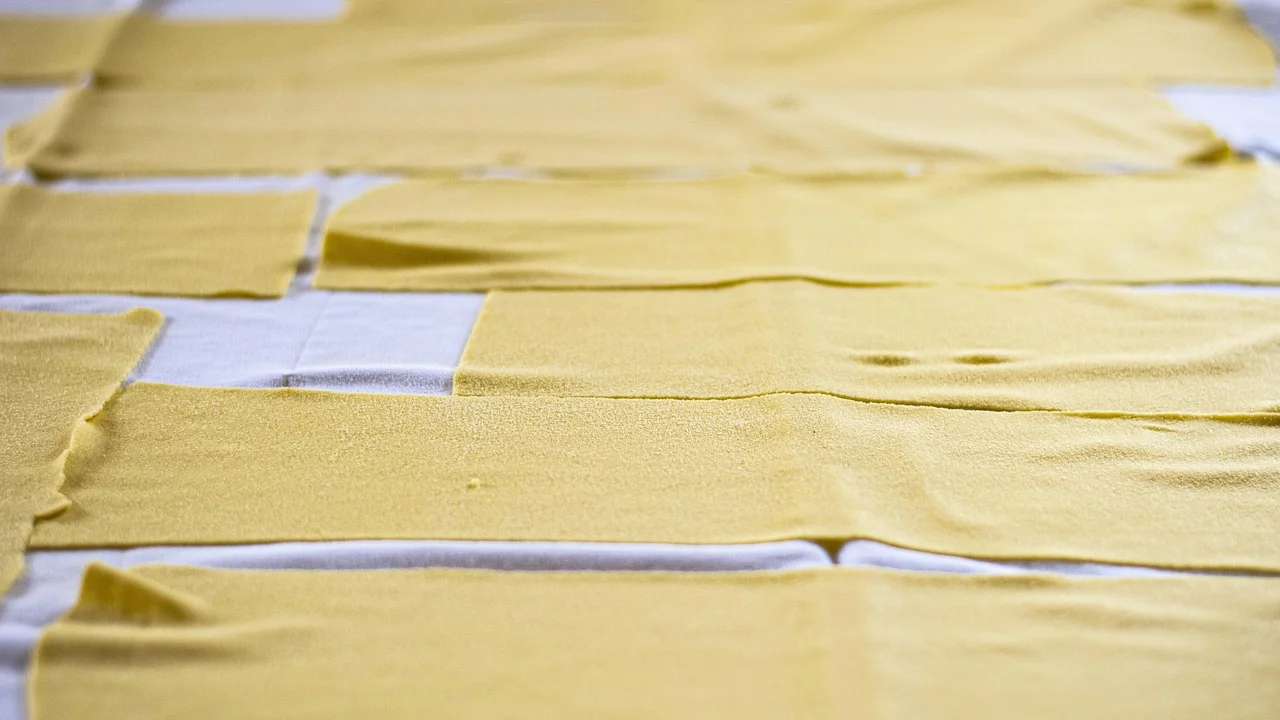 Forma coberta durante a etapa de cozimento da lasanha.
