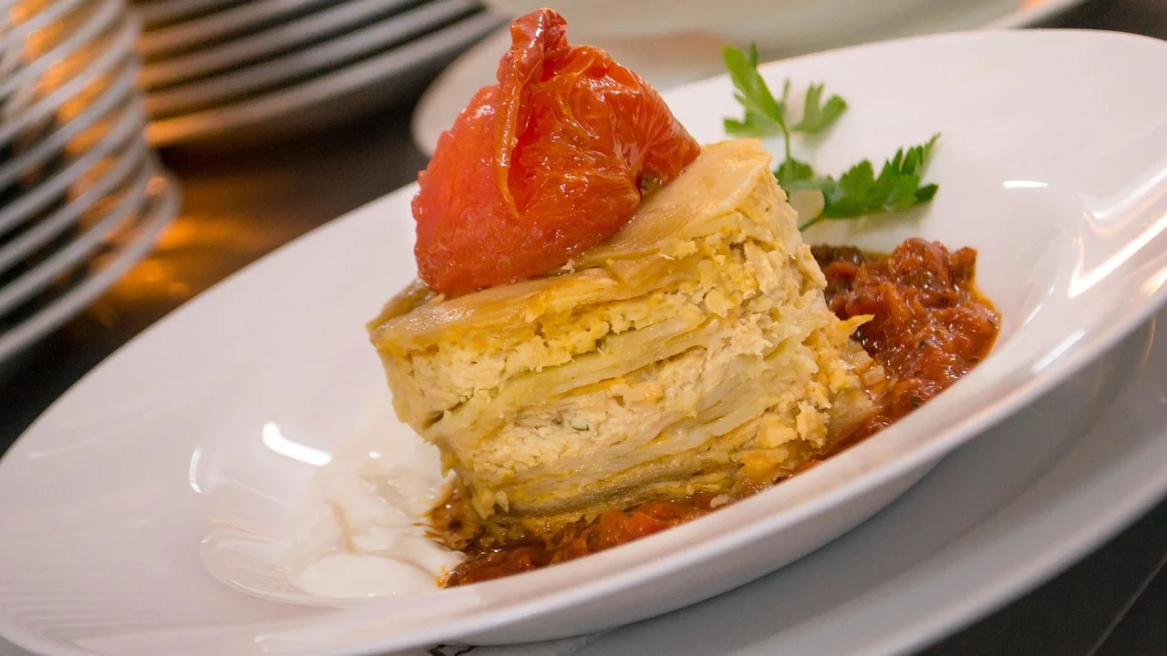 Queijo gratinado formando uma cobertura dourada e uniforme.