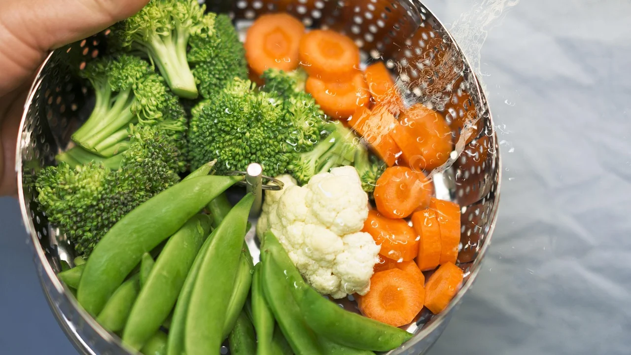 Recipiente tampado com legumes dentro do micro-ondas