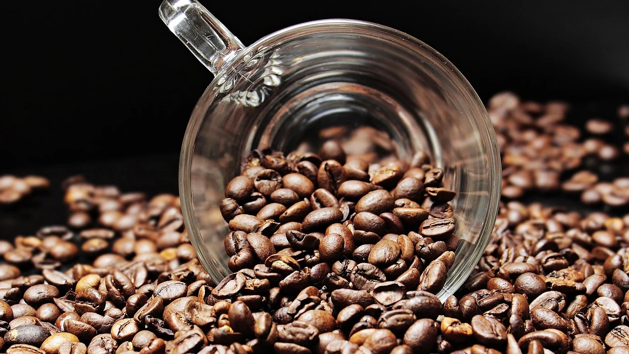 Café cremoso batido com leite condensado e gelo em copo alto.