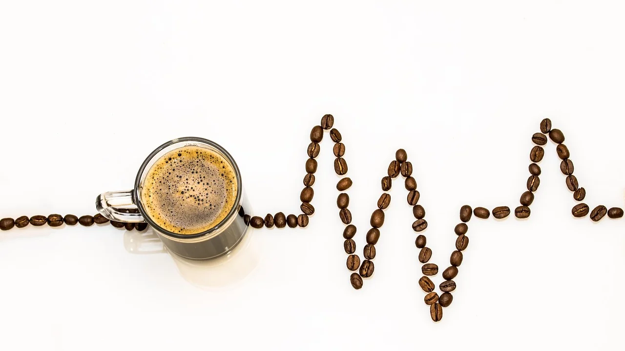 Ingredientes simples para preparar uma bebida gelada com café.