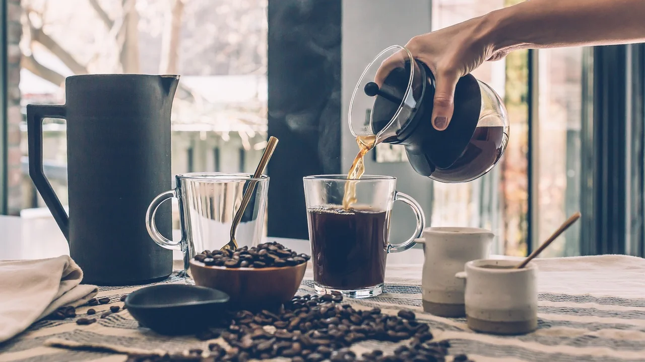 Café forte resfriado pronto para ser batido com leite condensado.