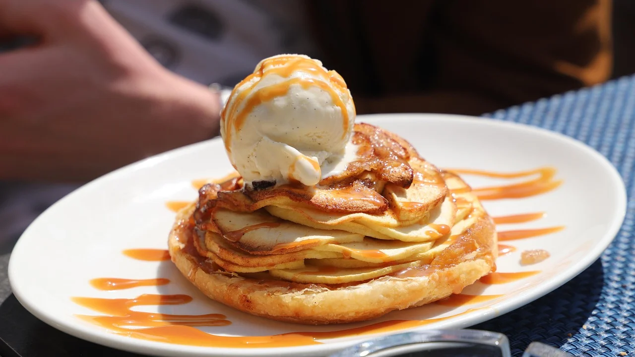 Sobremesa com banana e cobertura de leite condensado caramelizado.