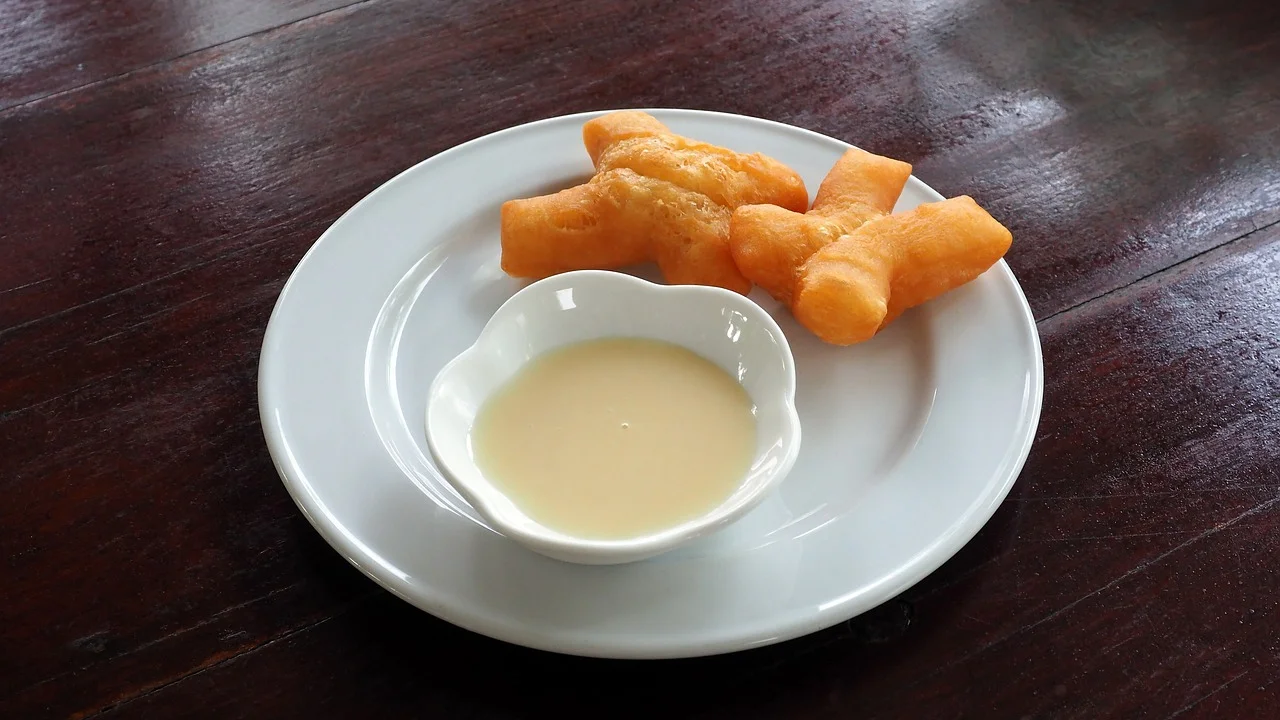 Ingredientes simples separados para o preparo de um creme doce