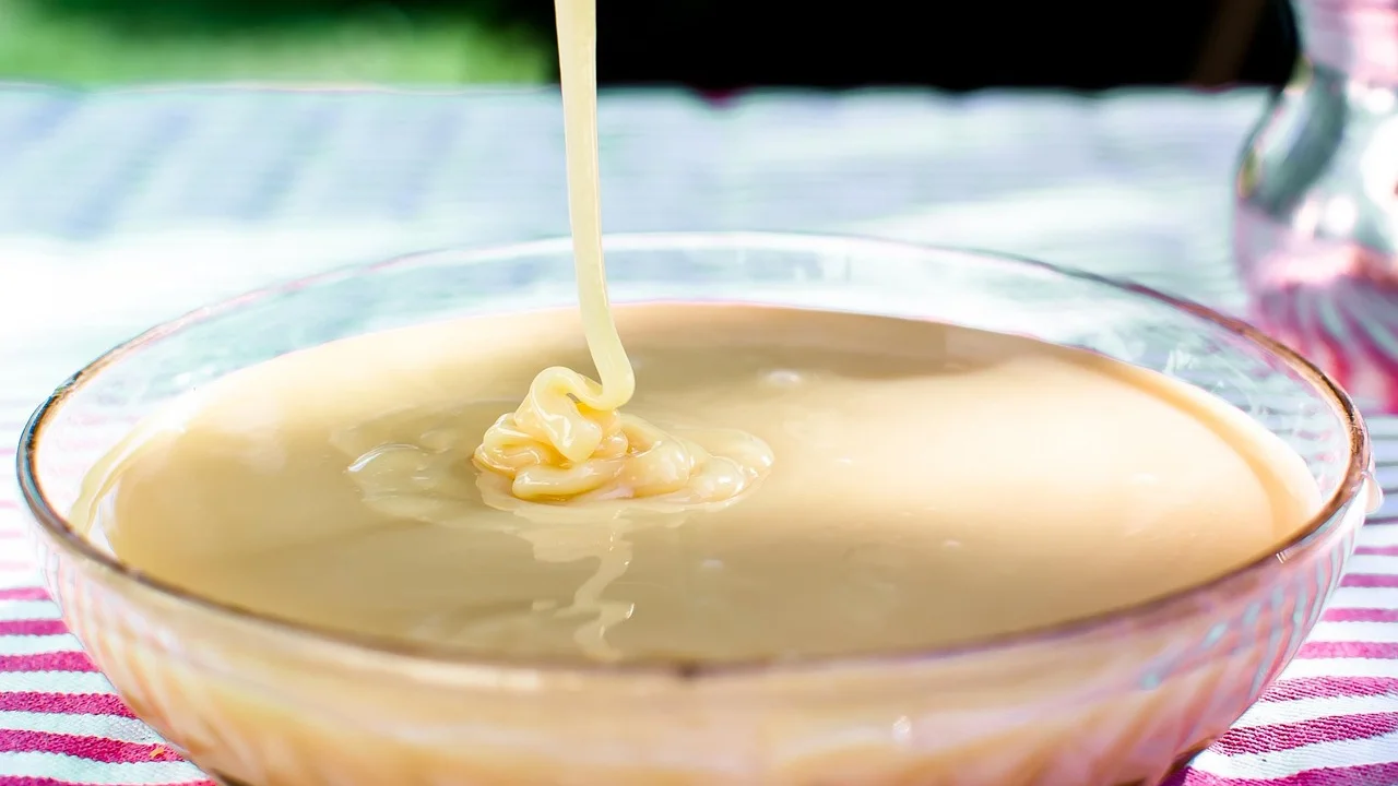 Doce de chocolate preparado com creme lácteo caseiro