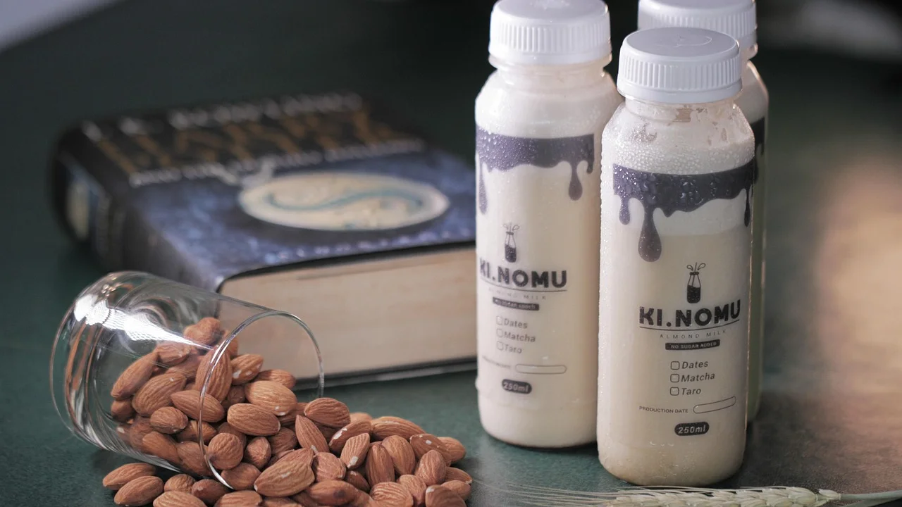 Aveia em flocos e água gelada para uma bebida vegetal rápida.