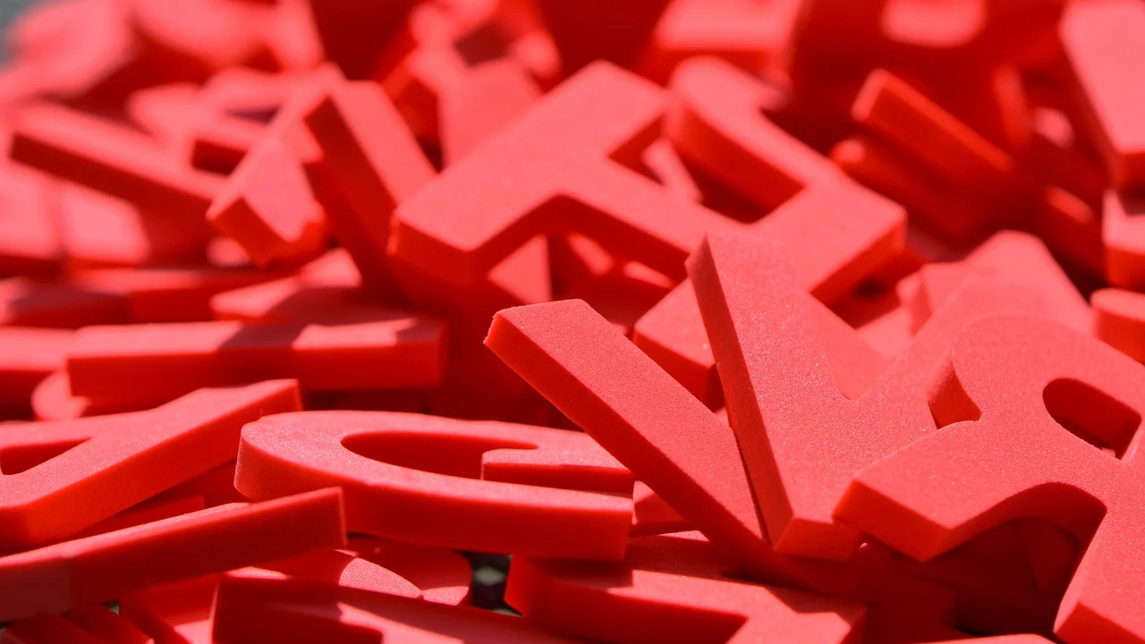 Letras de EVA com contorno colorido para painel decorativo