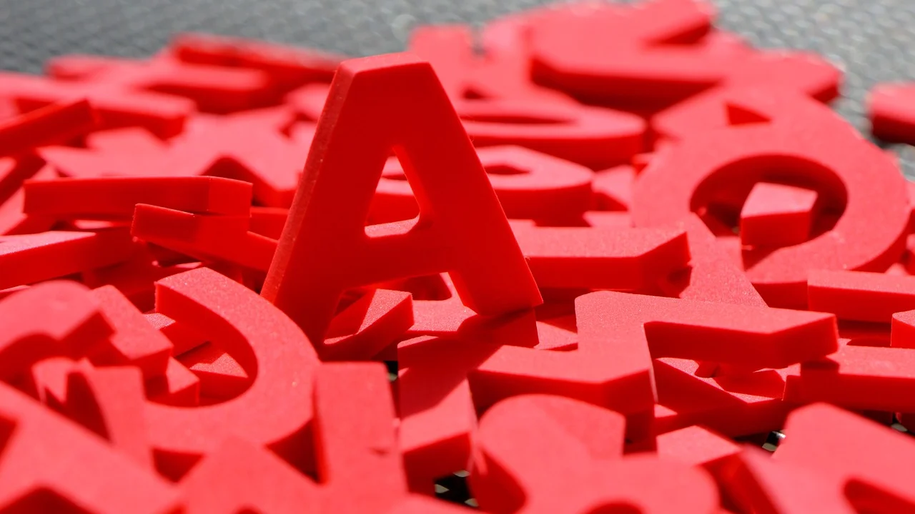 Nome em letras de EVA aplicado em uma caixa personalizada