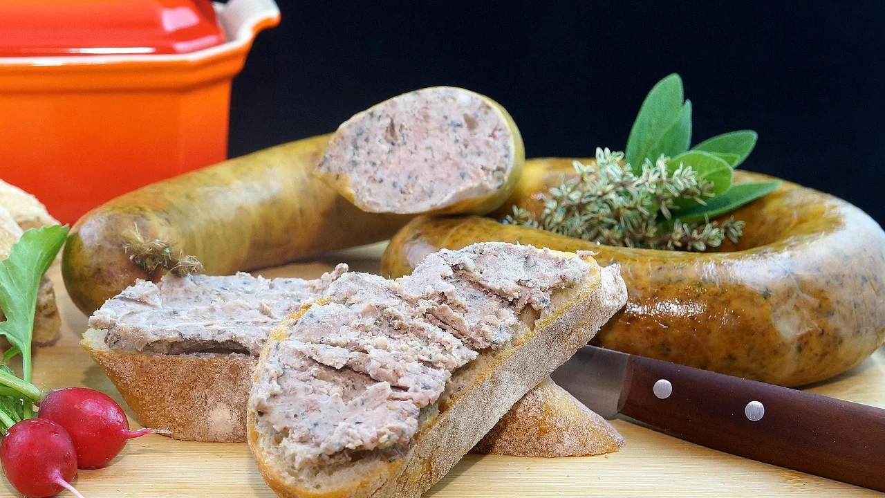 Linguiça dourada após o preparo com circulação de ar quente.