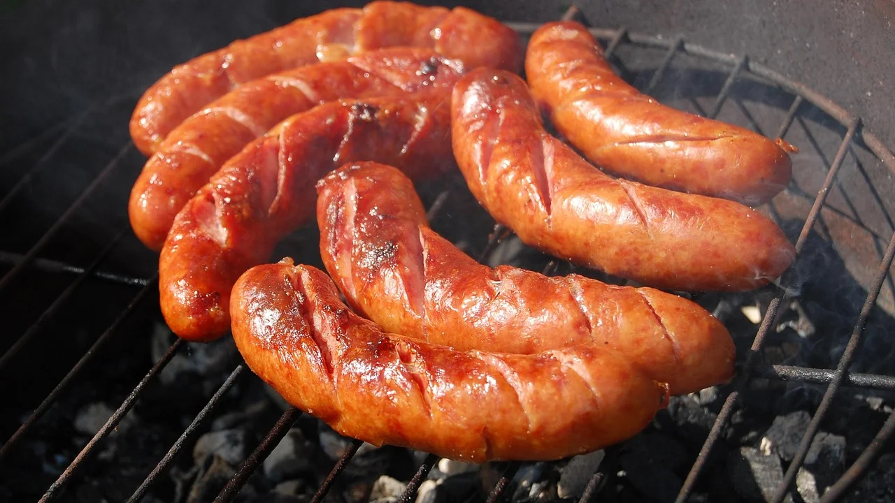 Rodelas de calabresa douradas para servir como petisco.