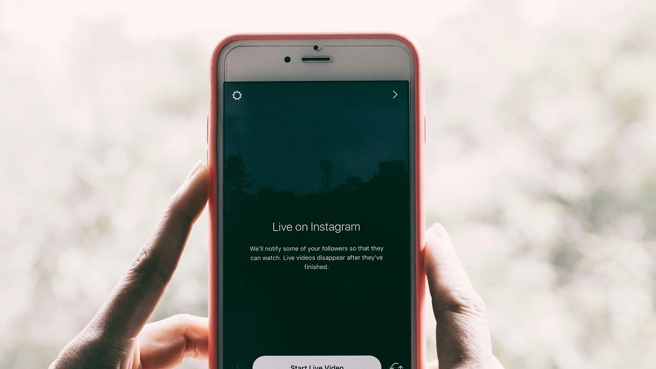 Celular em suporte preparado para iniciar uma transmissão ao vivo