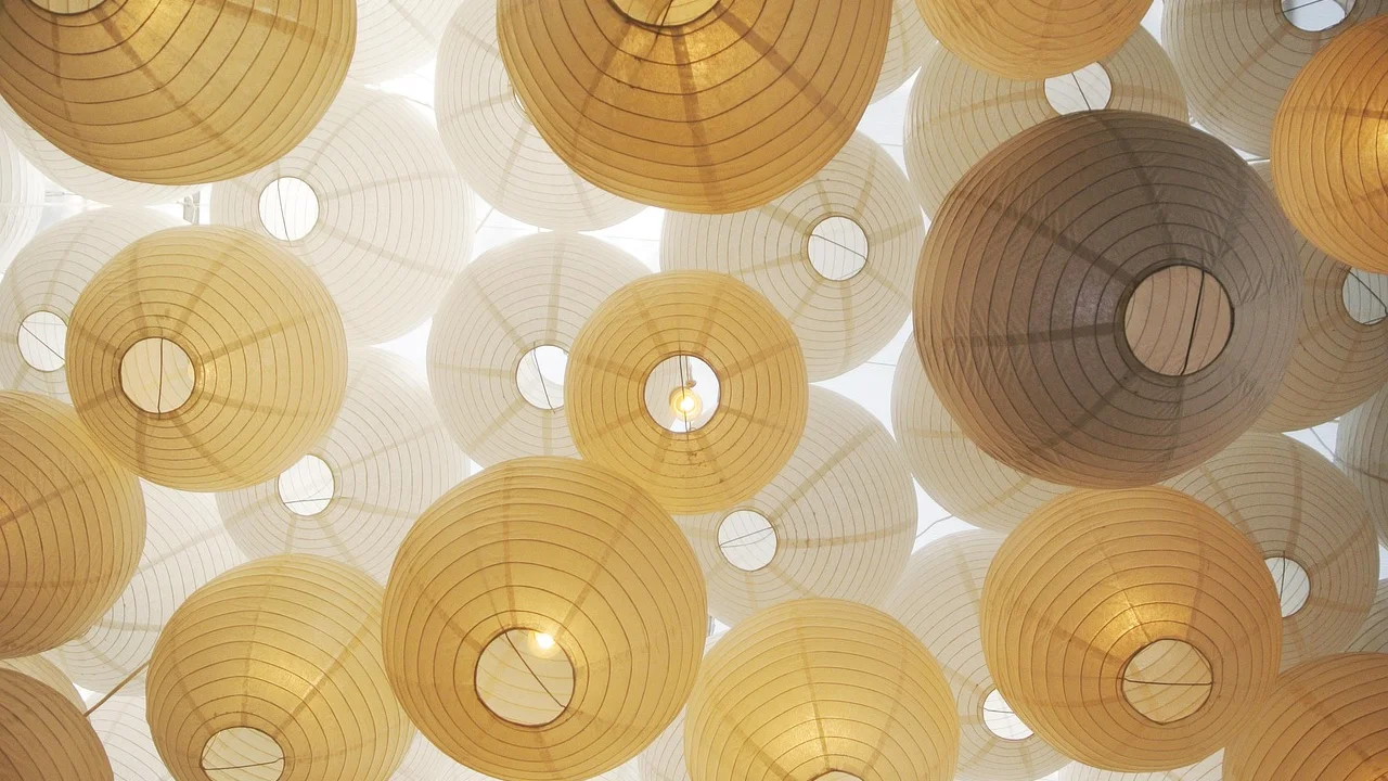 Materiais básicos para montar uma cúpula artesanal de papel.