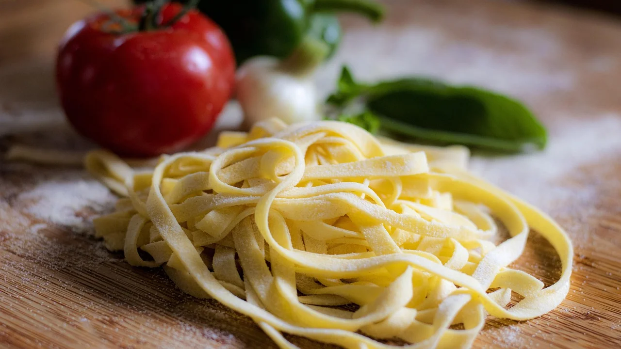 Fatias de alho dourando lentamente no azeite