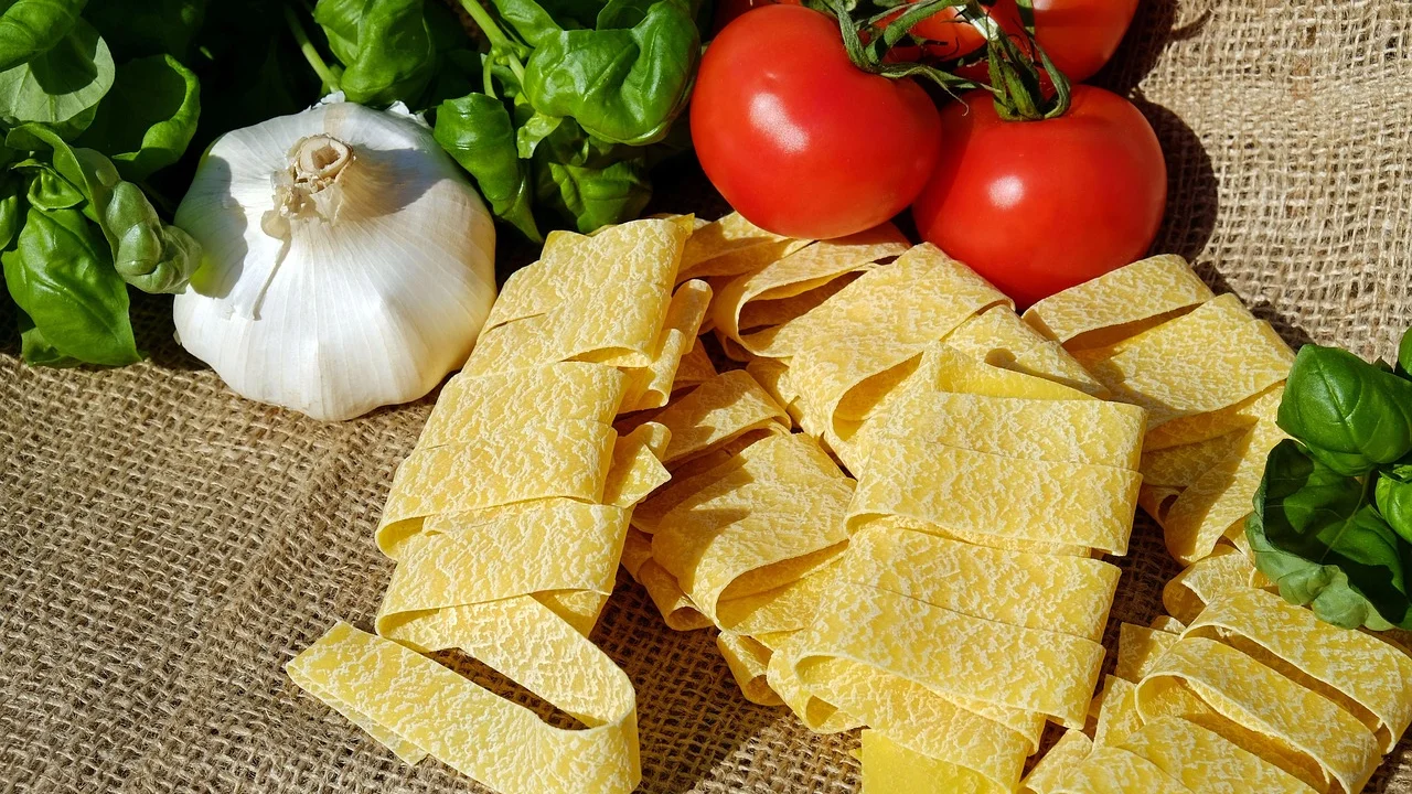 Espaguete sendo envolvido no azeite aromatizado