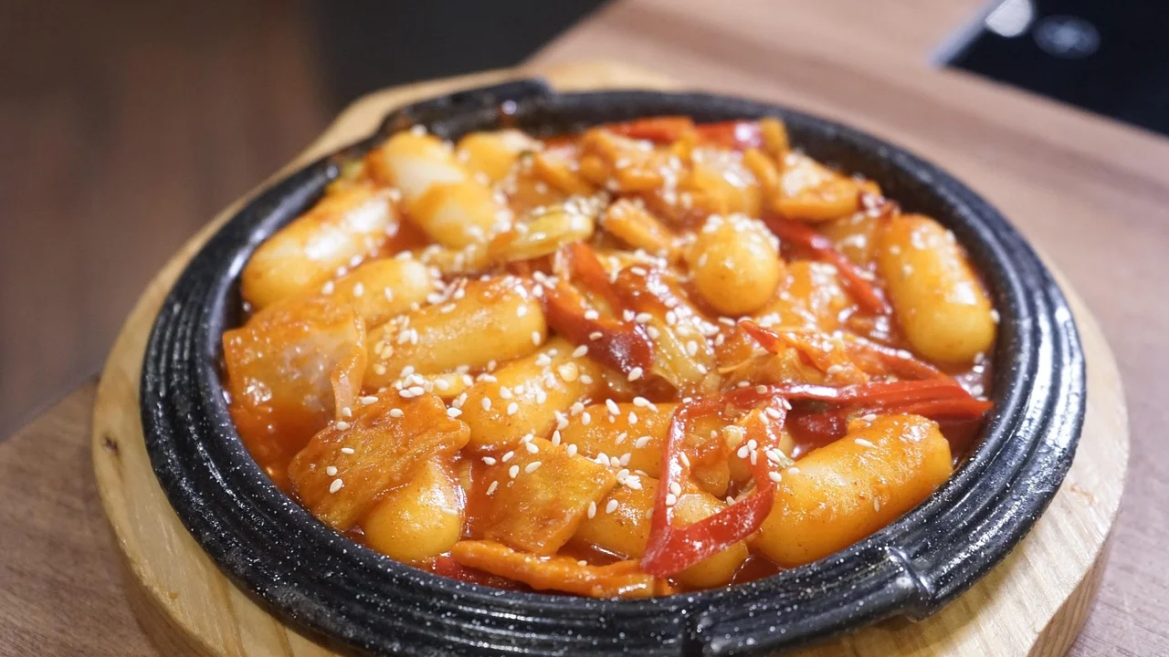 Macarrão instantâneo com legumes e cebolinha por cima.
