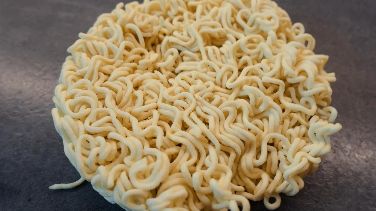Tigela de macarrão com caldo pronta para servir.