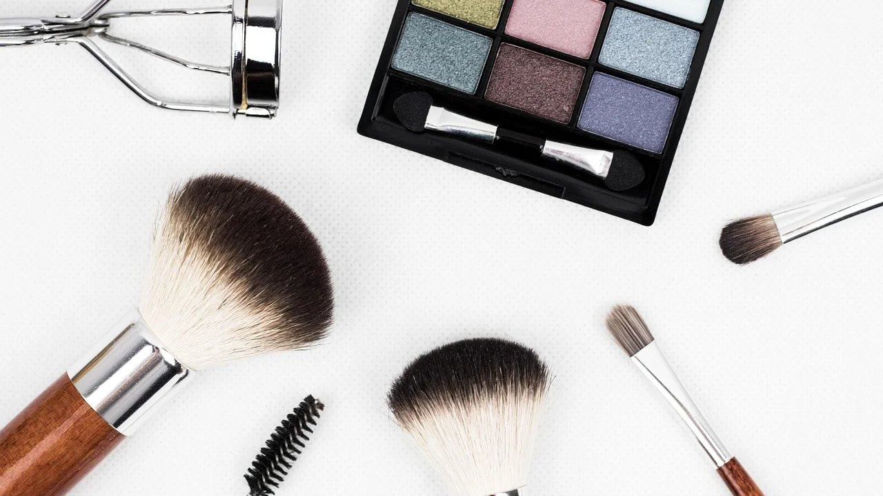 Kit básico de maquiagem com pincéis, base e batom