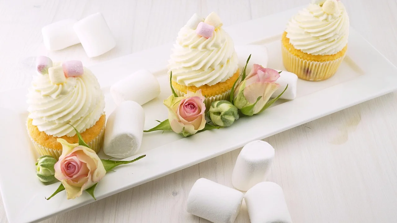 Cubos macios de marshmallow prontos para servir com chocolate quente.