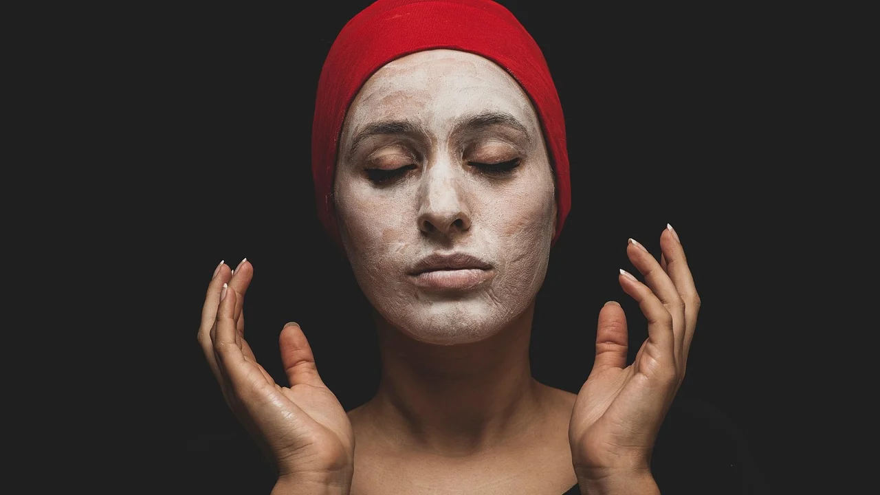 Argila cosmética em pó pronta para o preparo da máscara facial.