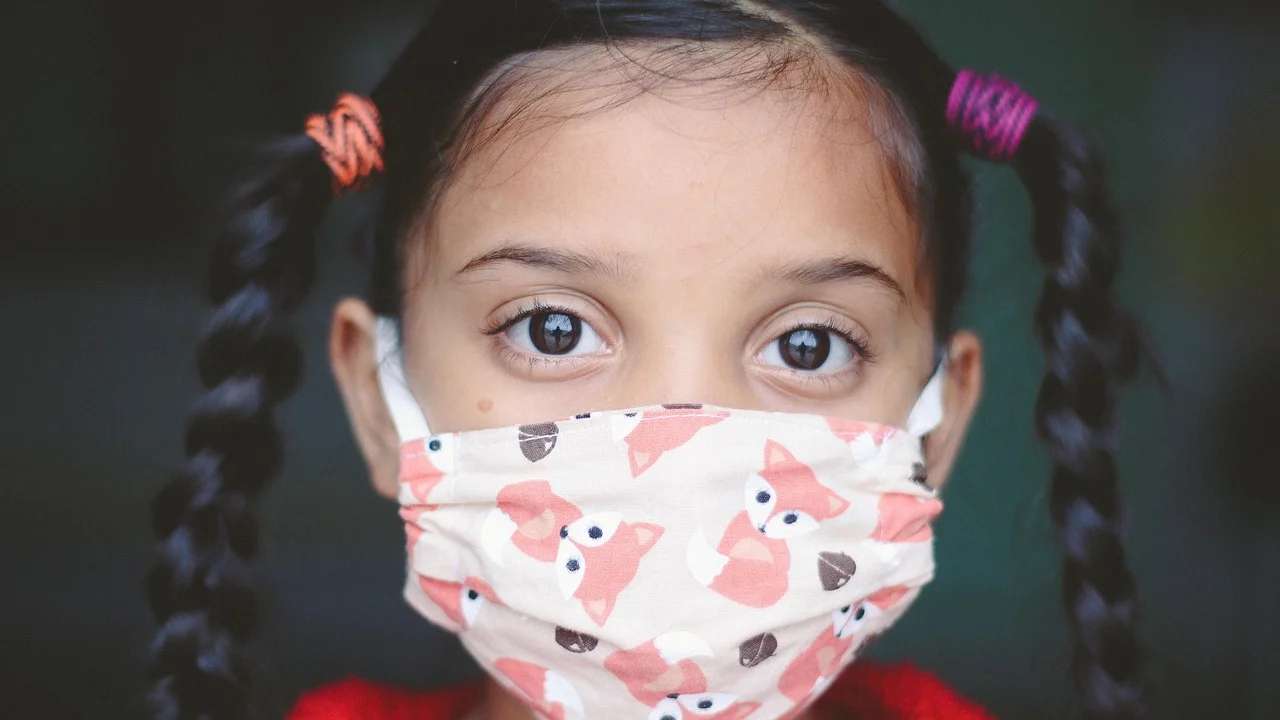 Detalhes de orelhas e olhos colados em camadas