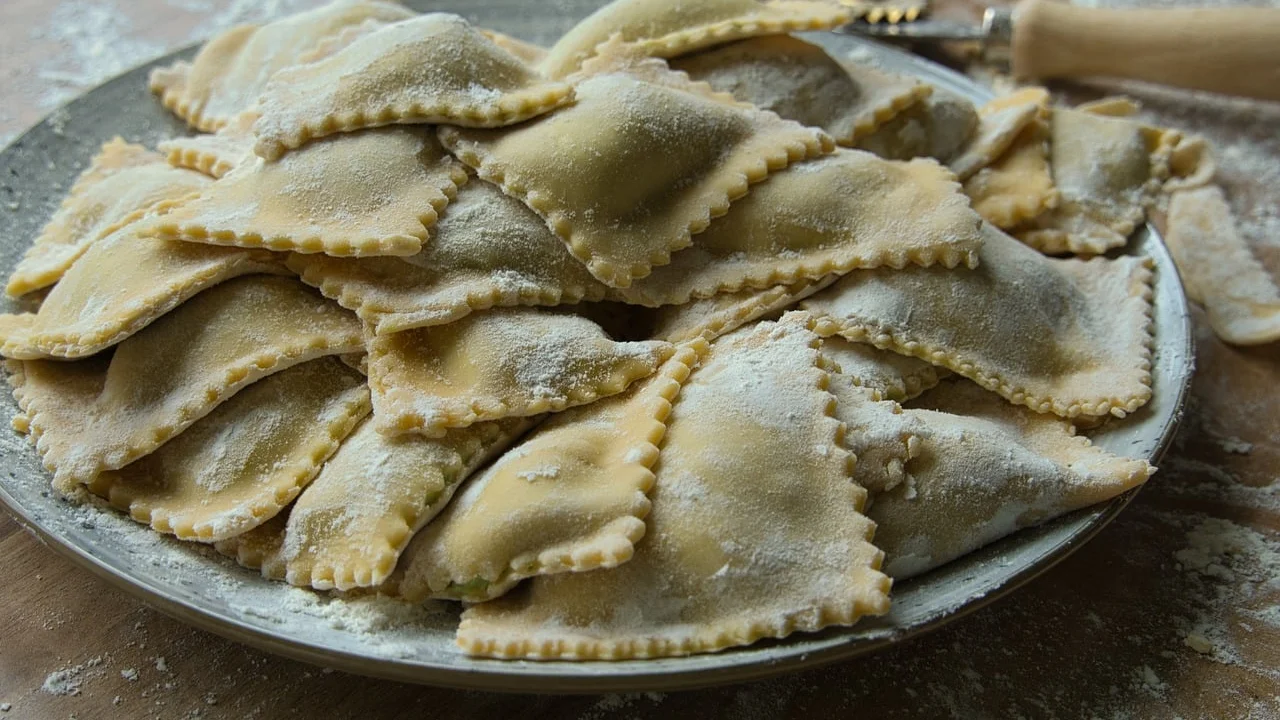 Cilindro de macarrão abrindo uma porção de massa caseira