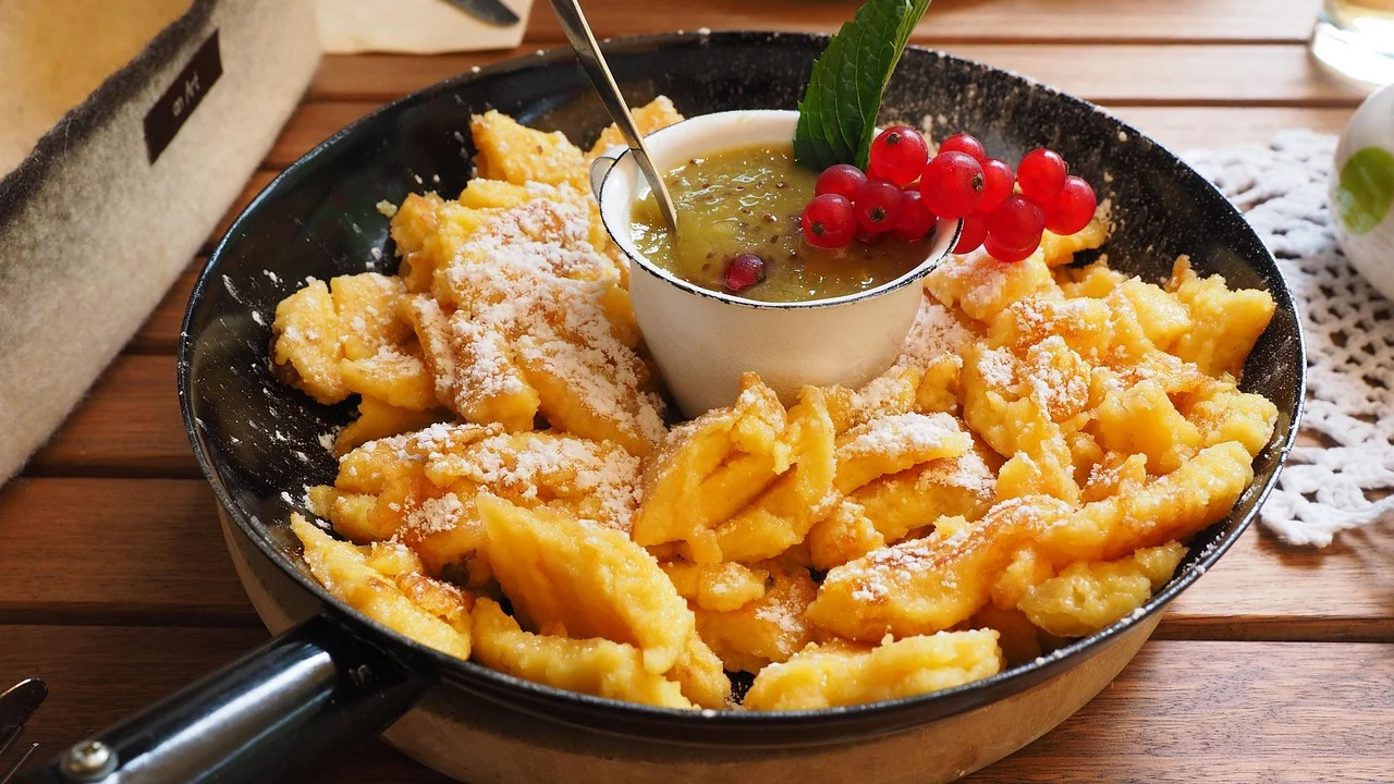 Concha espalhando uma camada fina de massa na frigideira.